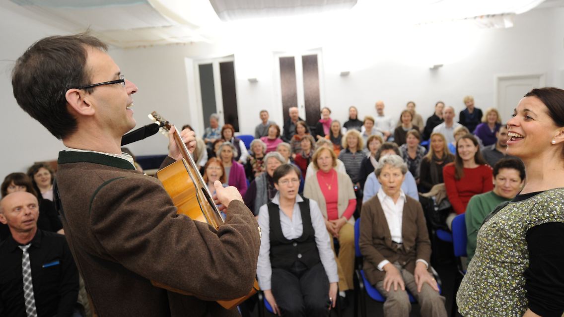 Traudi Siferlinger und Jodel-Lehrer Thomas Höhenleitner (l) üben in München mit rund 85 Jodel-Anfänger das Jodeln.