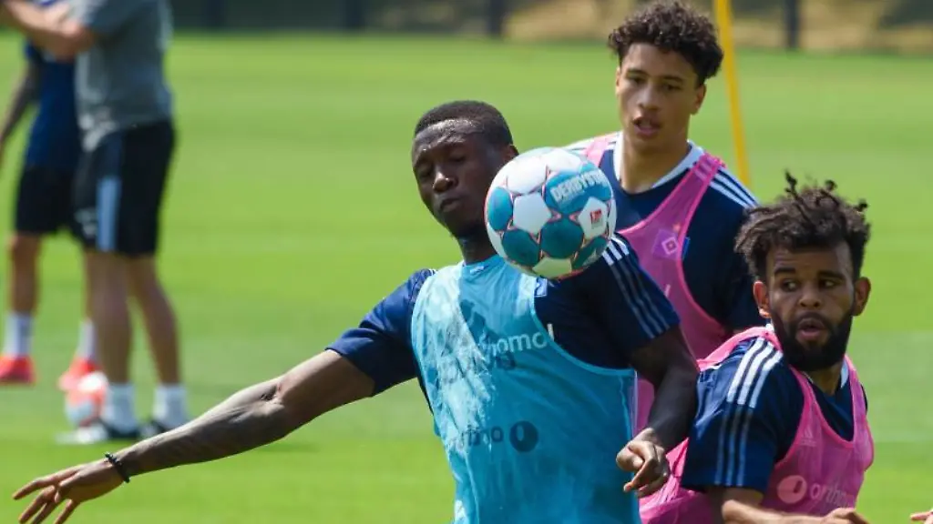 Hamburgs-Amadou-Onana-l-r-Jonas-David-und-Ogechika-Heil-waehrend-des-Trainings