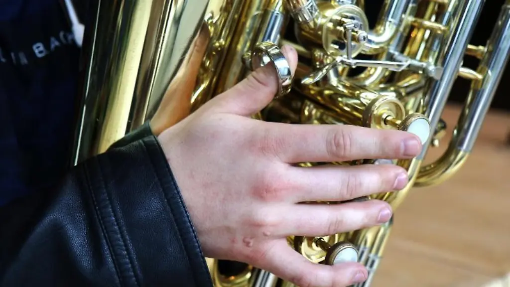Ein-Musiker-spielt-auf-seiner-Tuba