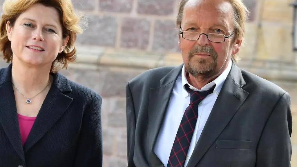 Guenter-Schuchardt-und-Franziska-Nentwig-stehen-im-Innenhof-der-Wartburg