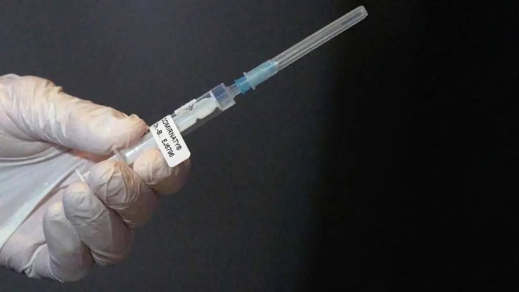 Eine-Mitarbeiterin-eines-Impfteams-ueberprueft-eine-Spritze-mit-einem-Impfstoff-gegen-Covid-19