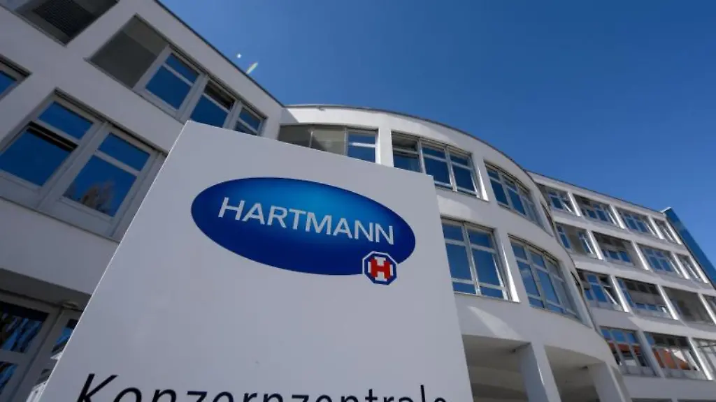 Vor-der-Konzernzentrale-des-Medizinartikelproduzent-Paul-Hartmann-AG-ist-das-Firmenlogo