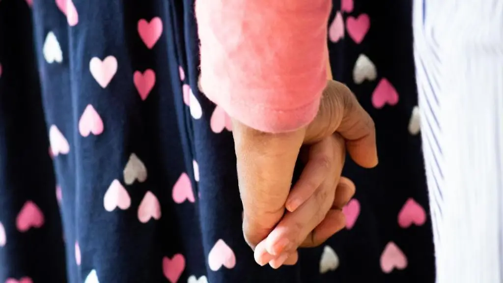 Hand-in-Hand-tanzen-Kinder-und-Erzieherinnen-bei-einem-Bewegungsspiel