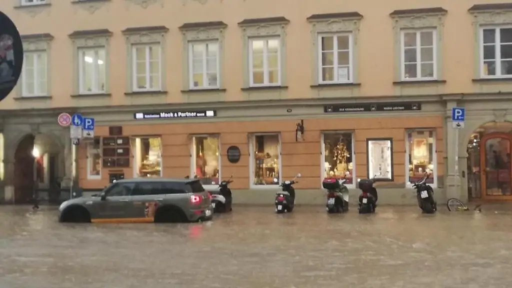 Wasser-hat-nach-starkem-Regen-die-Innenstadt-ueberflutet