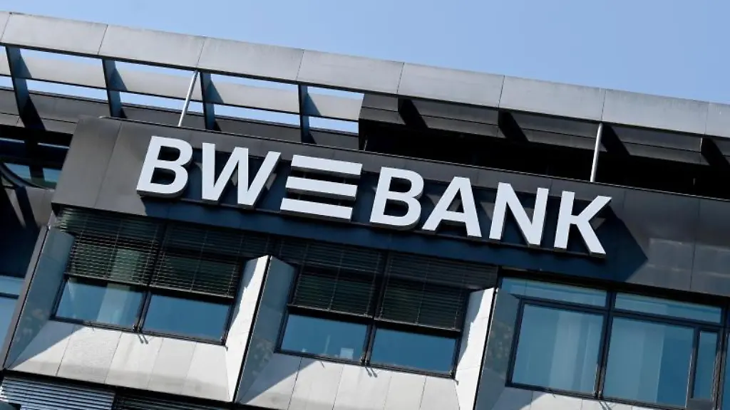 Ein-Logo-der-BW-Bank-ist-an-einer-Filiale-angebracht