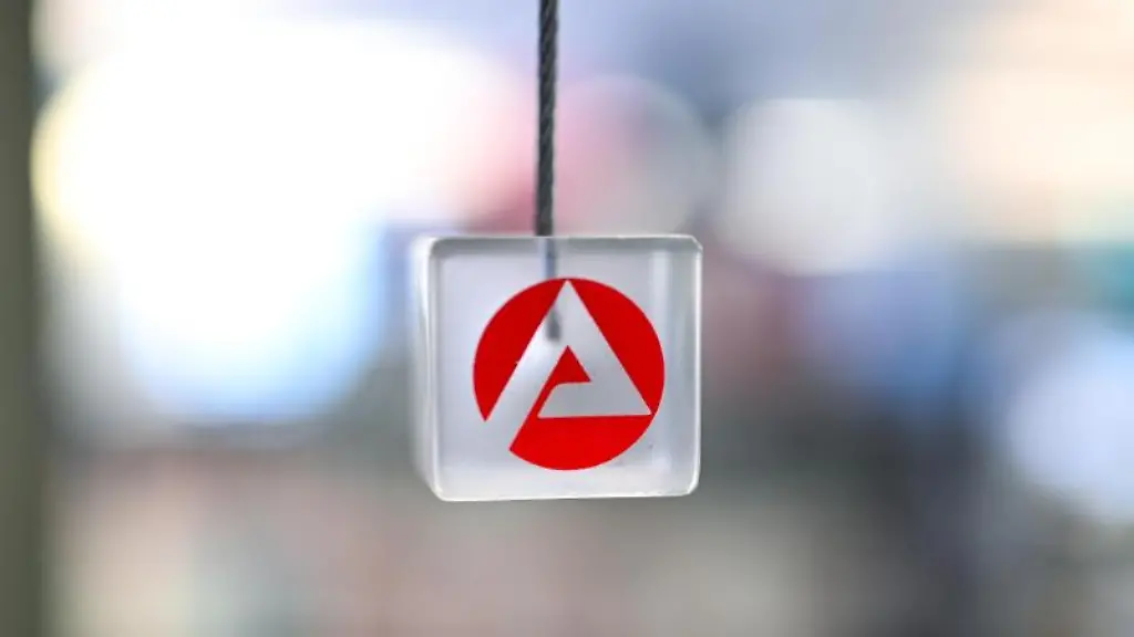 Auf-einem-transparenten-Wuerfel-ist-das-Logo-der-Arbeitsagentur-zu-sehen