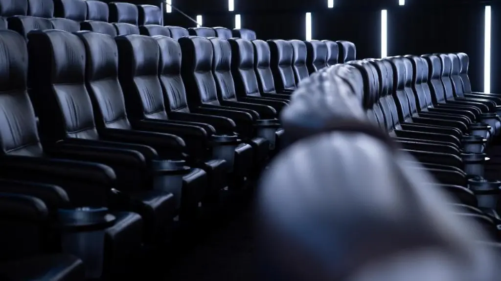 Kinosessel-sind-in-einem-Kinosaal-zu-sehen