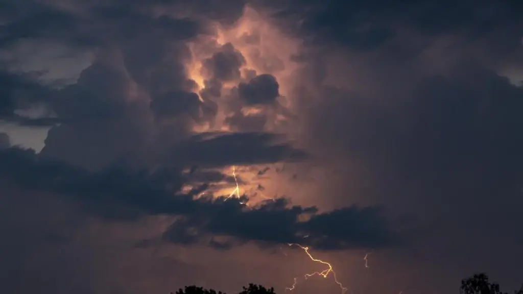 Ein-Blitz-hellt-hinter-dunklen-Wolken-auf