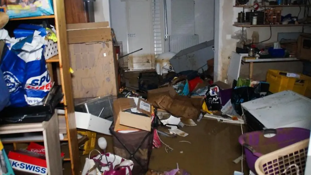 Mit-Wasser-vollgelaufen-ist-ein-Keller-nach-heftigen-Unwettern