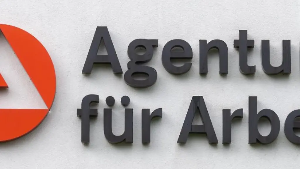 Das-Logo-der-Agentur-fuer-Arbeit-ist-an-einem-Gebaeudekomplex-zu-sehen