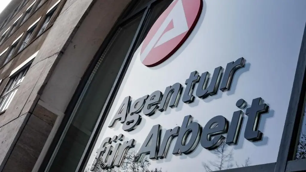 Ein-Schild-der-Agentur-fuer-Arbeit