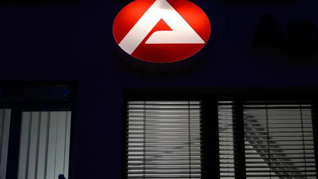 Das-Logo-der-Agentur-fuer-Arbeit-leuchtet-ueber-einem-Buero