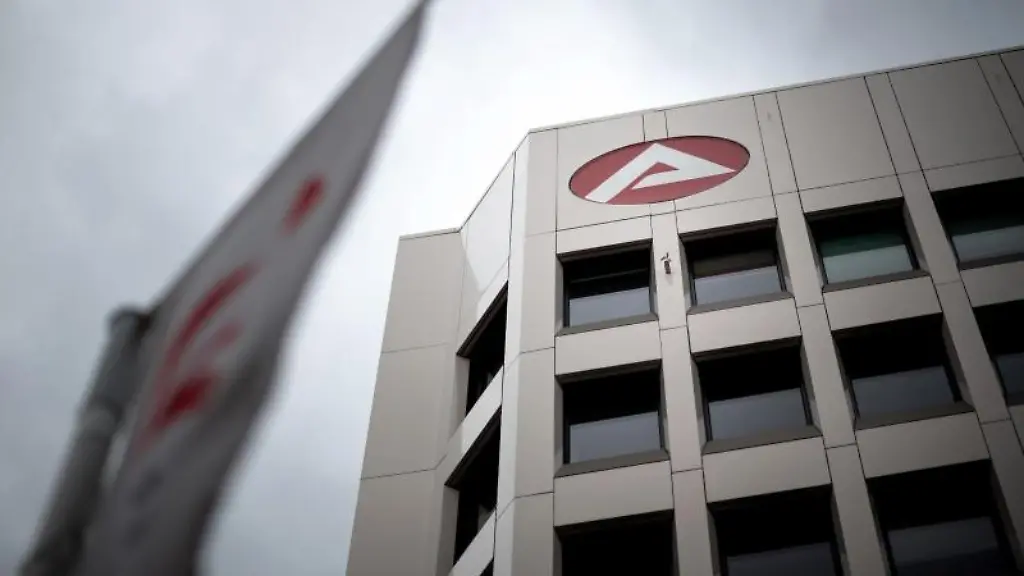 Das-Logo-der-Bundesagentur-fuer-Arbeit-ist-an-einer-Fassade-angebracht