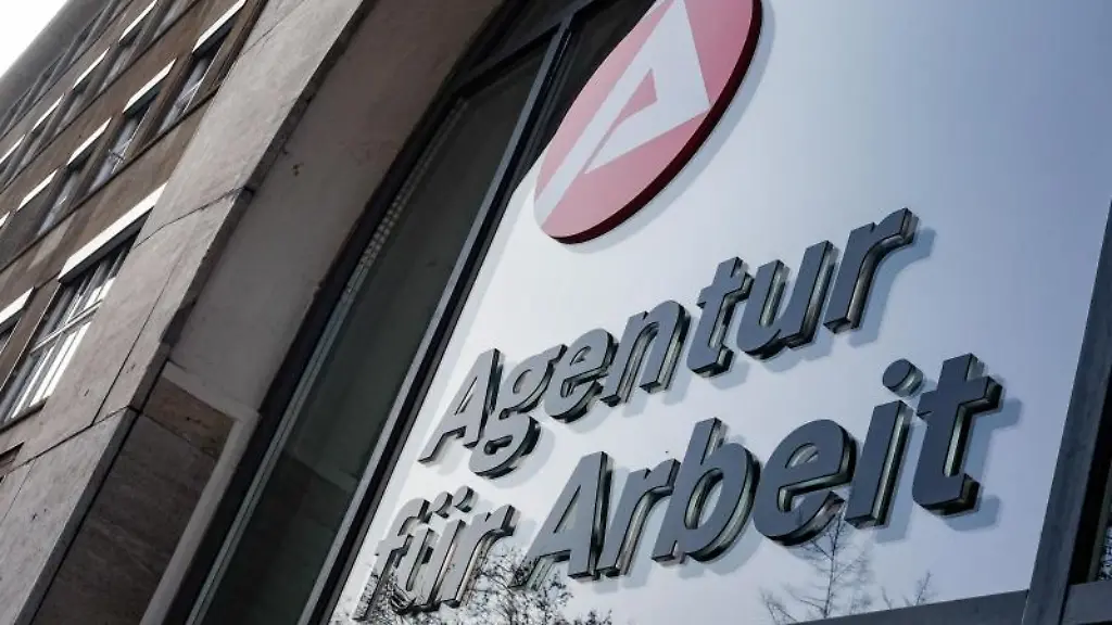 Ein-Schild-der-Agentur-fuer-Arbeit