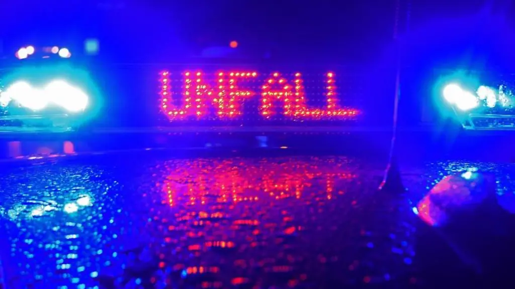 Ein-Polizei-Blaulicht-bei-der-Unfallaufnahme