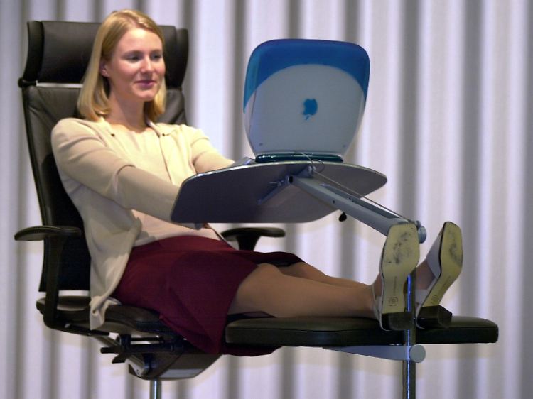 Egal, wie ergonomisch oder ausgefallen die Büromöbel gebaut sind - wer zu lange sitzt, bekommt Rückenbeschwerden.
