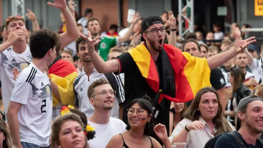 Besucherinnen-und-Besucher-verfolgen-beim-Public-Viewing-in-der-Kulturbrauerei-das-Spiel