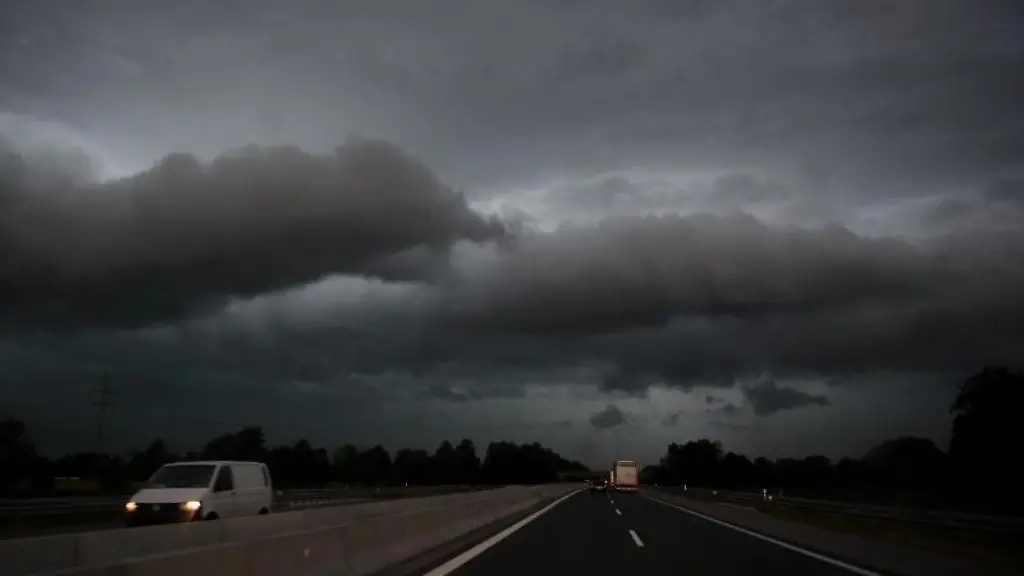 Dunkle-Wolken-sind-ueber-der-A92-Richtung-Muenchen-zu-sehen