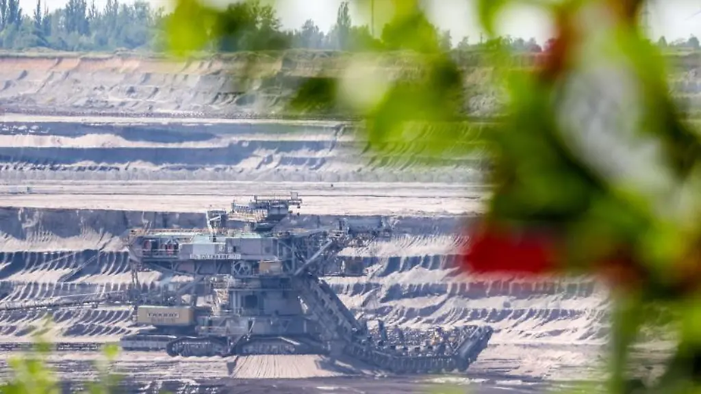 Ein-Eimerkettenbagger-arbeitet-im-Tagebau-Vereinigtes-Schleenhain