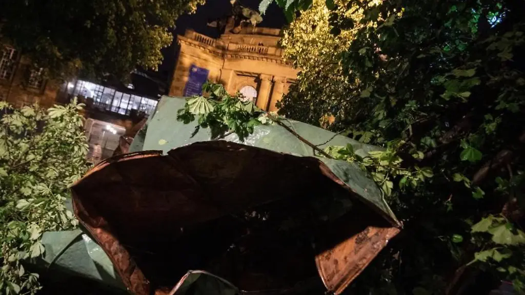 Ein-Teil-des-Daches-des-Stuttgarter-Opernhauses-liegt-nach-einem-Unwetter-auf-dem-Boden-vor-dem-Opernhaus