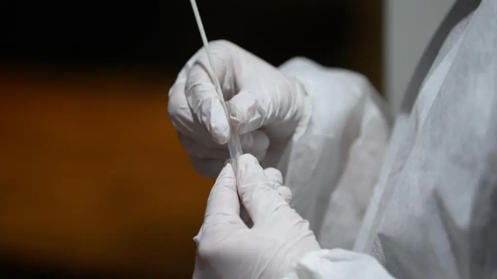 Ein-Corona-Schnelltest-wird-in-einer-Teststation-aufbereitet