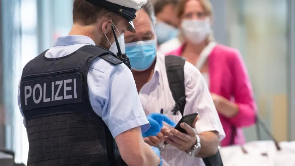 Bundespolizisten-kontrollieren-am-Flughafen-in-Frankfurt-Passagiere-eines-Fluges-aus-Portugal