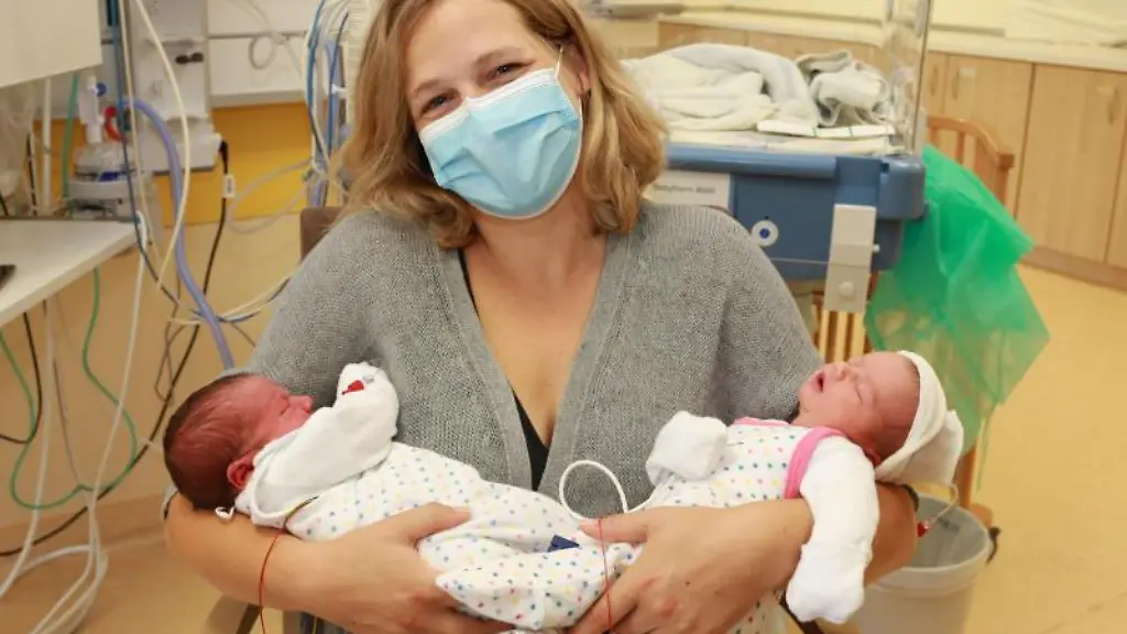 Die-Mutter-Anna-Feg-mit-ihren-Zwillingen-Marlene-und-Pauline