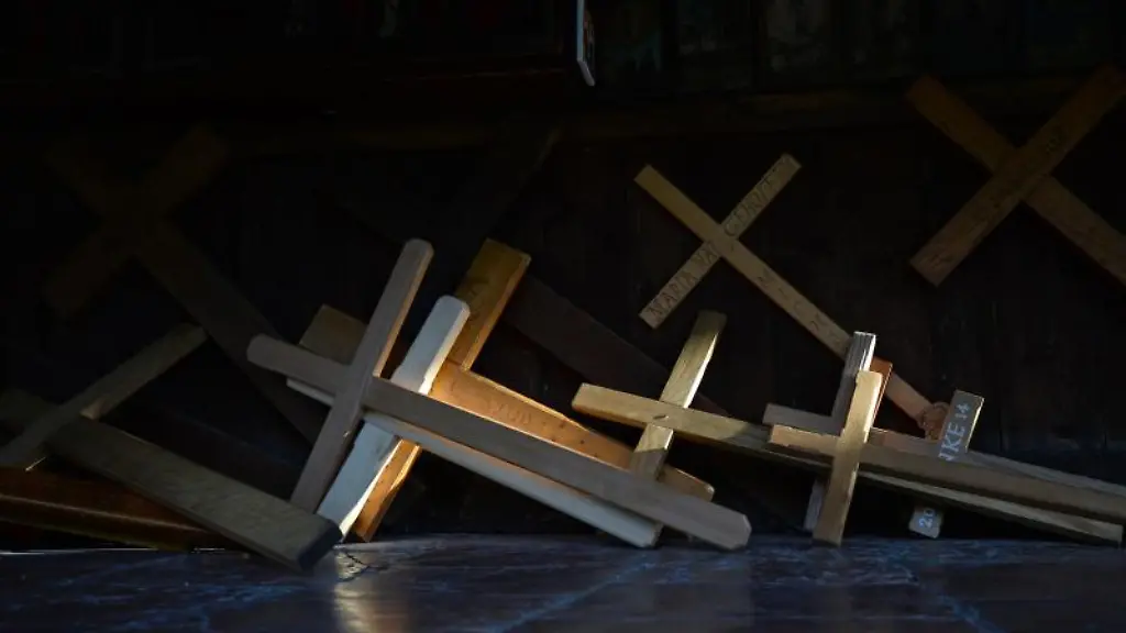 Holzkreuze-liegen-auf-dem-Boden