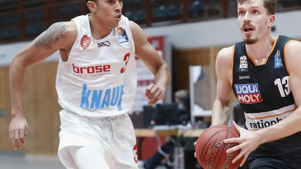 Tyson-Ward-l-von-Wuerzburg-in-Aktion-gegen-Andreas-Obst-von-Ulm