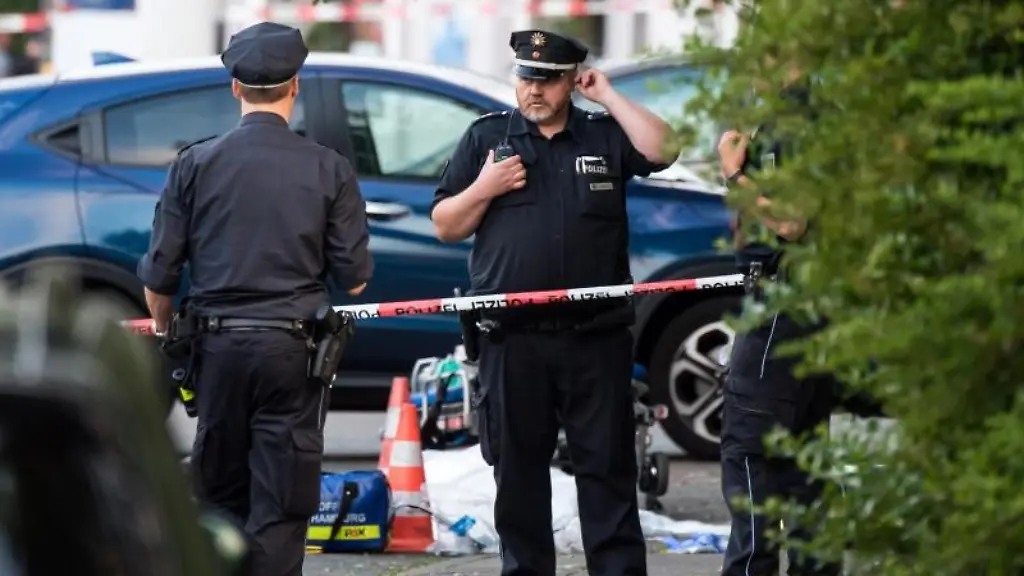 Polizisten-stehen-nach-dem-Mord-im-Stadtteil-Lohbruegge-am-Tatort