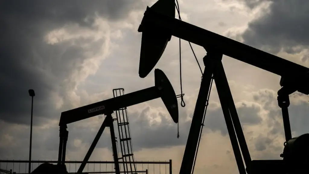 Tiefpumpen-zuer-Erdoelfoerderung-sind-vor-einem-wolkigen-Himmel-zu-sehen