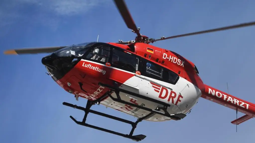 Ein-Rettungshubschrauber-im-Einsatz