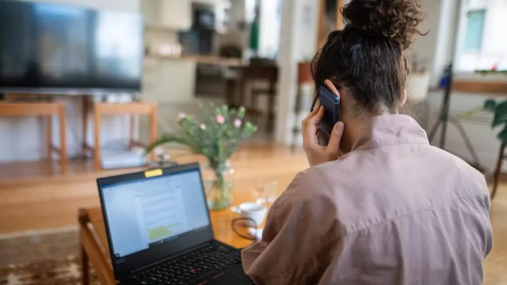 Eine-junge-Frau-arbeitet-waehrend-der-Corona-Pandemie-im-Homeoffice