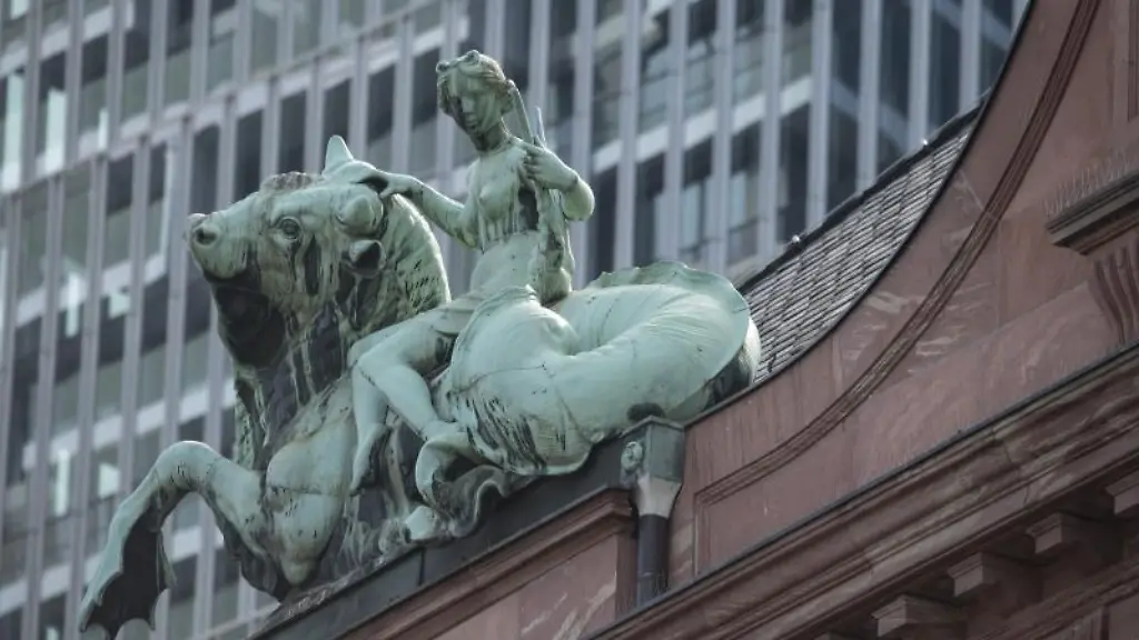 Eine-Figurengruppe-auf-dem-Dach-des-Senckenberg-Museums-ist-zu-sehen