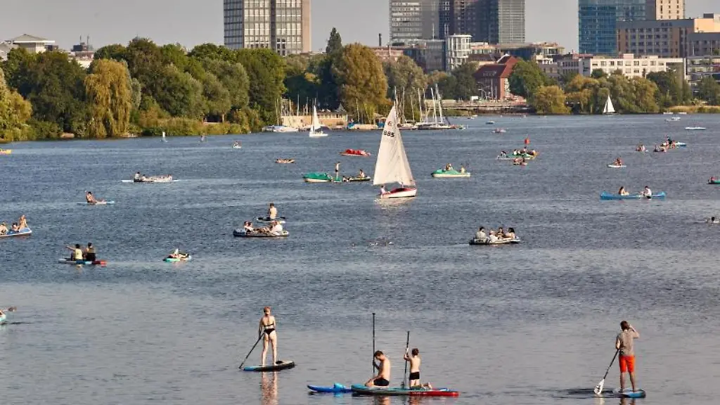 Stand-Up-Paddler-Kanufahrer-Segler-und-Tretboote-sind-auf-der-Aussenalster-unterwegs
