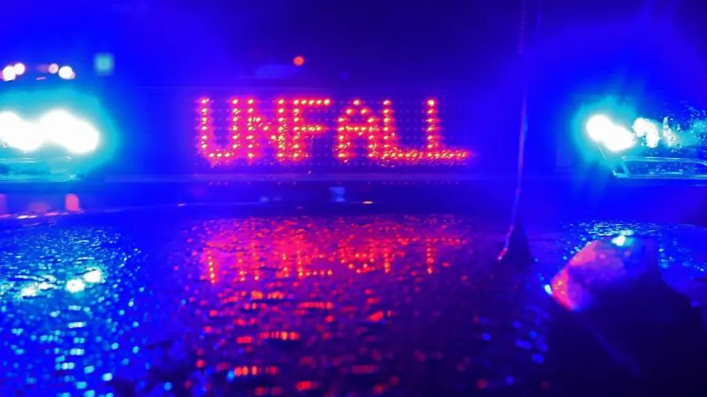 Der-Schriftzug-Unfall-leuchtet-auf-einem-Streifenwagen