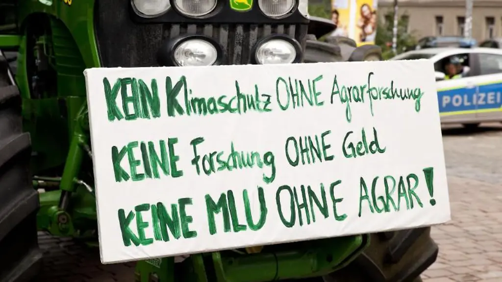 Ein-Traktor-mit-einem-Schild-mit-der-Aufschrift-Kein-Klimaschutz-ohne-Agrarforschung-in-Halle