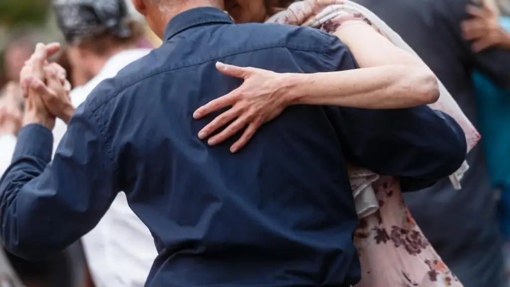 Paare-tanzen-Tango-auf-dem-Hansaplatz-im-Stadtteil-St-Georg