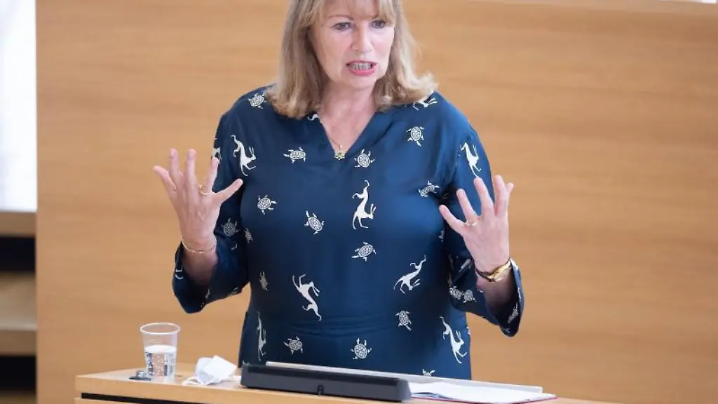 Sachsens-Gesundheitsministerin-Petra-Koepping-spricht-im-Plenum-zu-den-Abgeordneten