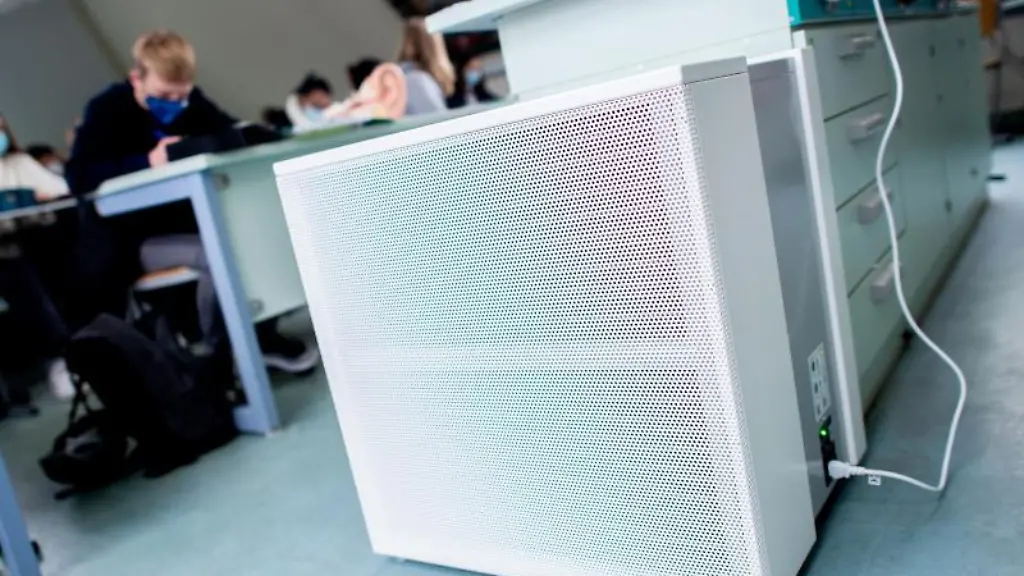 Ein-Luftfiltergeraet-steht-in-einem-Fachraum-eines-Gymnasiums