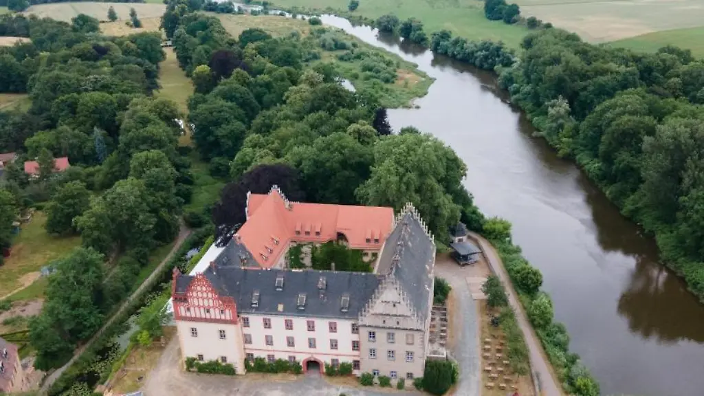 Zelte-stehen-vor-dem-Schloss-Trebsen-an-der-Mulde