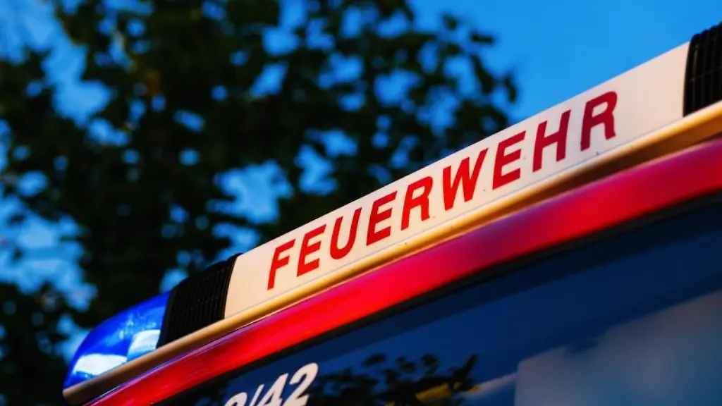 Das-Blaulicht-leuchtet-auf-dem-Dach-eines-Einsatzfahrzeugs-der-Feuerwehr