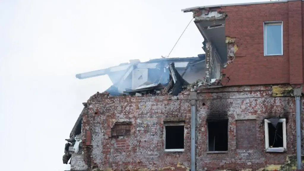 Ein-Gebaeude-im-Stadtteil-Barmbek-ist-nach-einer-Explosion-stark-beschaedigt