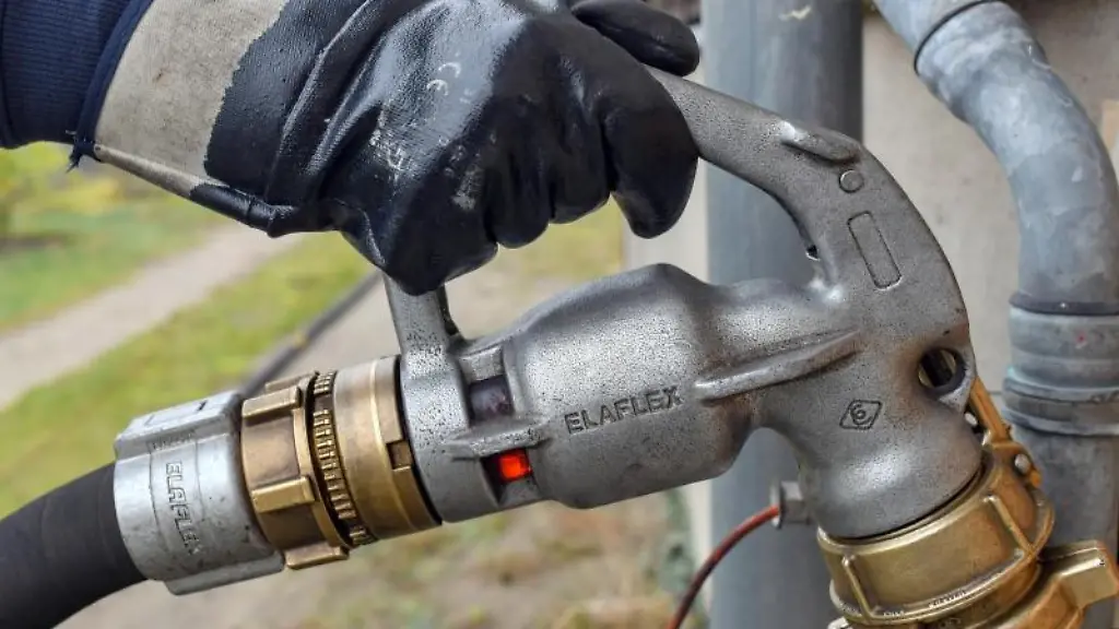 Ueber-eine-Zapfpistole-wird-ein-Mehrfamilienhaus-mit-Heizoel-betankt