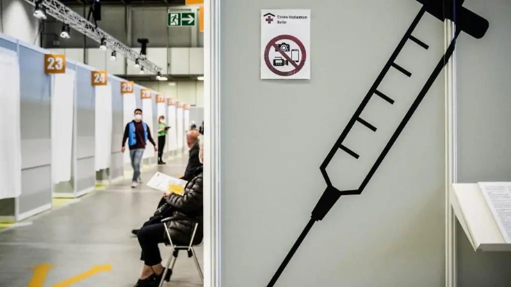 Imnpflinge-warten-im-Corona-Impfzentrum-Messe-Berlin