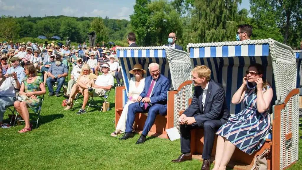 Frank-Walter-Steinmeier-SPD-l-r-Bundespraesident-sitzt-mit-seiner-Ehefrau-Elke-Buedenbender-neben-Daniel-Guenther-CDU-Ministerpraesident-von-Schleswig-Holstein