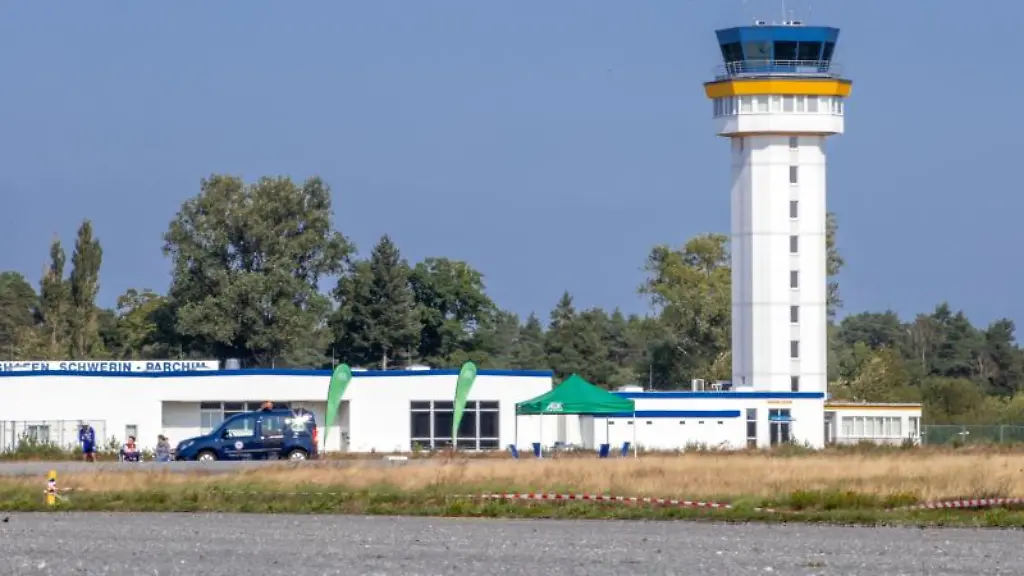 Der-insolvente-Flugplatz-Airport-Parchim-Schwerin-mit-dem-neu-erbauten-Tower-und-der-Start-und-Landebahn