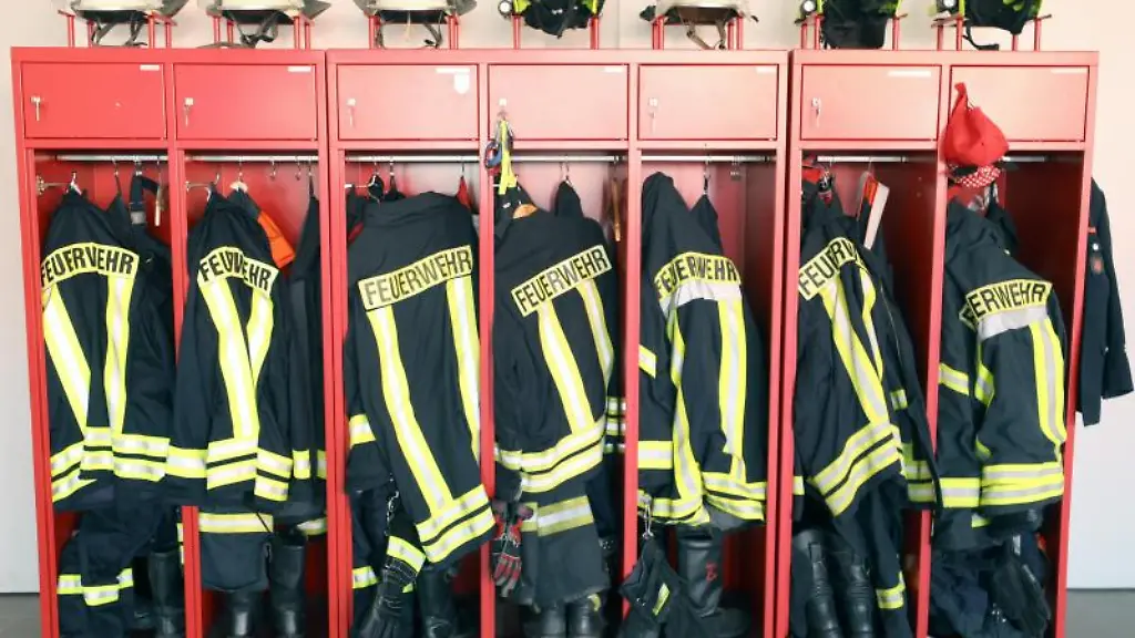 Ein-Schrank-mit-Jacken-und-Helmen-einer-Freiwilligen-Feuerwehr