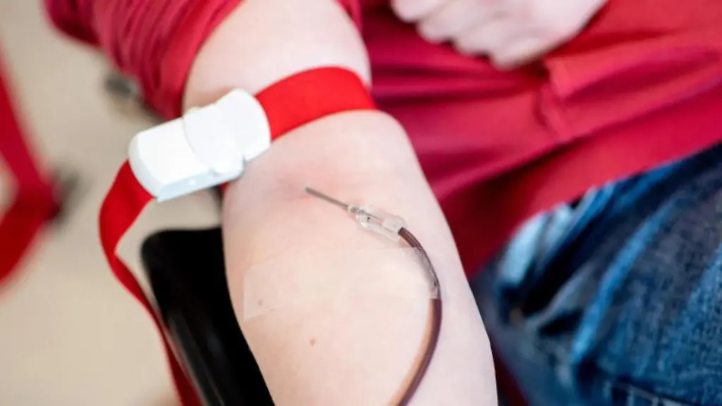 Blut-laeuft-waehrend-einer-Blutspende-beim-Blutspendedienst-NSTOB-des-Deutschen-Roten-Kreuzes-DRK-vom-Arm-einer-Spenderin-durch-eine-Nadel-in-einen-Beutel