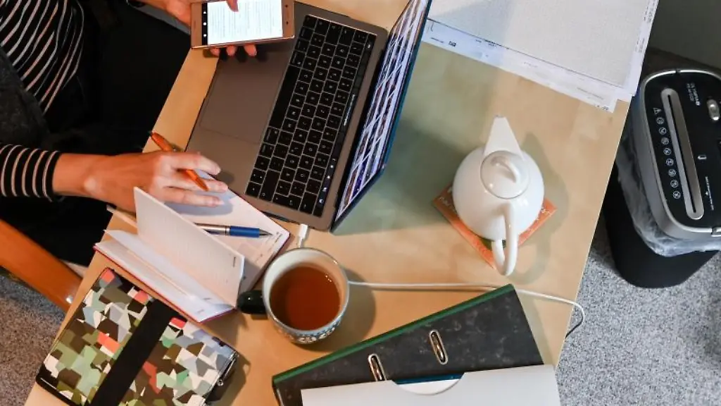 Eine-Frau-arbeitet-im-Homeoffice